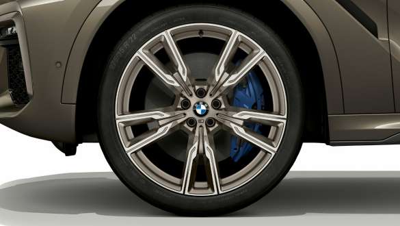 BMW X6 M50i met focus op lichtmetalen velg G06 BMW X6 M50i exterieur lichtmetalen velg G06 2018 SUV