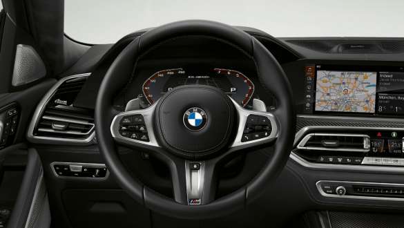 BMW X6 M50i interieur lederen M stuur G06 Close-up BMW X6 M50i M50d G06 2018 SUV interieur lederen M stuur
