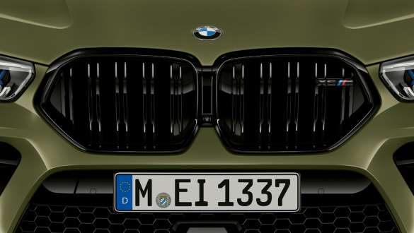 M specifiek sierrooster vooraan van de BMW X6 M Competition F96 M kieuwen BMW X6 M Competition F96 2020 SUV Individual speciale lak Urban Green exterieur