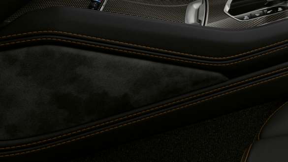 Kniekussentjes in de BMW X6 M Competition F96 Kniekussentjes BMW X6 M Competition F96 2020 SUV interieur close-up