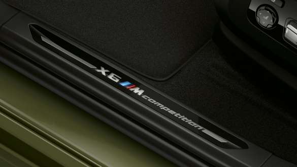 Deurdrempels met “X6 M Competition” opschrift in de BMW X6 M Competition F96 Deurdrempels met “X6 M Competition” opschrift in de BMW X6 M Competition F96