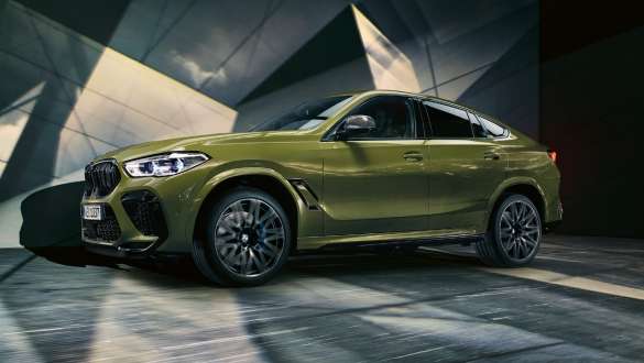 BMW X6 M Competition met M xDrive F96 BMW X6 M Competition met M xDrive BMW Individual speciale lak Urban Green F96 2020 SUV zijaanzicht