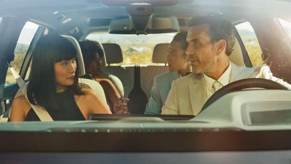 BMW X7 M SUV wagen met BMW Gesture Control BMW X7 M SUV wagen, man en vrouw zitten in de wagen, vrouw gebruikt Gesture Control