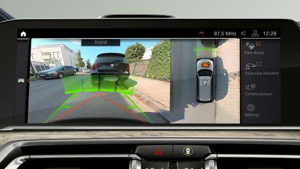 BMW X7 M SUV wagen met Parking Assistant Pack Plus BMW X7 M SUV wagen, Parking Assistant Pack Plus: close-up van het bestuurderspaneel, G07