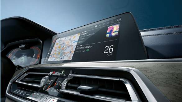 BMW X7 M SUV wagen met BMW Live Cockpit Professional Schuin zicht van onder op de BMW Live Cockpit Professional van de BMW X7 M SUV wagen, G07