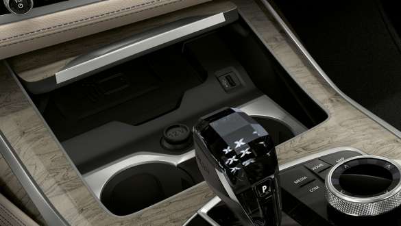 Bekerhouders met temperatuurregeling van de BMW X7 M SUV wagen BMW X7 M SUV wagen, interieur, close-up van de middenconsole met focus op de bekerhouders met temperatuurregeling, G07