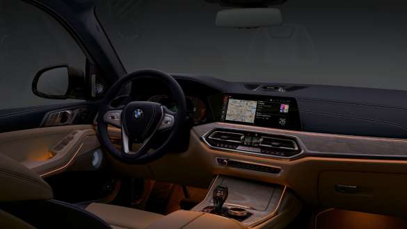 BMW X7 M SUV wagen met Welcome Light Carpet BMW X7 M SUV wagen, schuin bovenaanzicht, Welcome Light Carpet wordt in de instapzone voor de bestuurdersdeur geprojecteerd, G07