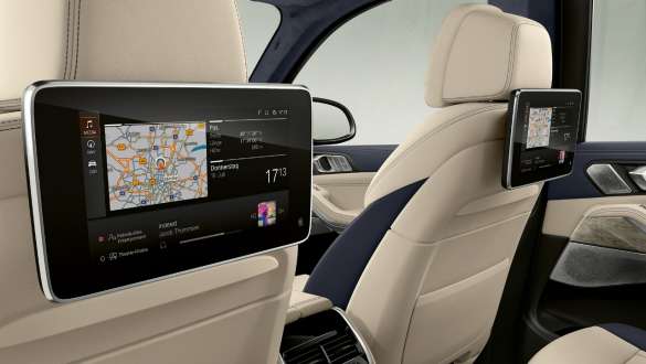 BMW X7 M SUV wagen met entertainmentsysteem Professional achteraan BMW X7 M SUV wagen, interieur, schuin zicht op het entertainmentsysteem Professional achteraan op de achterzijde van de voorzetels, G07