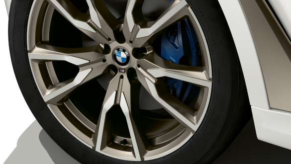BMW X7 M SUV wagen met M sportremmen BMW X7 M SUV wagen met M sportremmen, G07, zoom op lichtmetalen velg