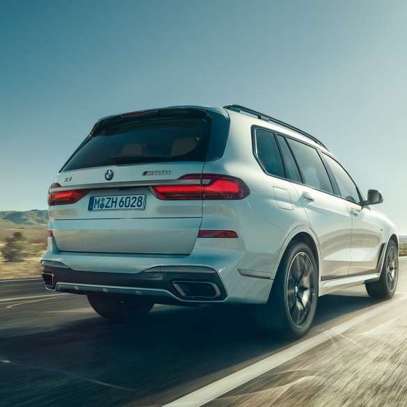 BMW X7 M50i, driekwart achteraanzicht BMW X7 M50i in Mineralweiß, driekwart achteraanzicht, G07, 2019