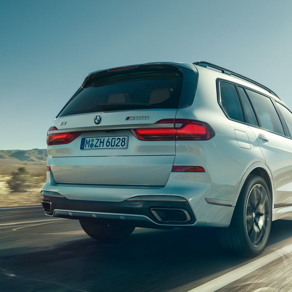 BMW X7 M50i, achteraanzicht BMW X7 M50i in Mineralweiß, rijdend, achteraanzicht, G07, 2019