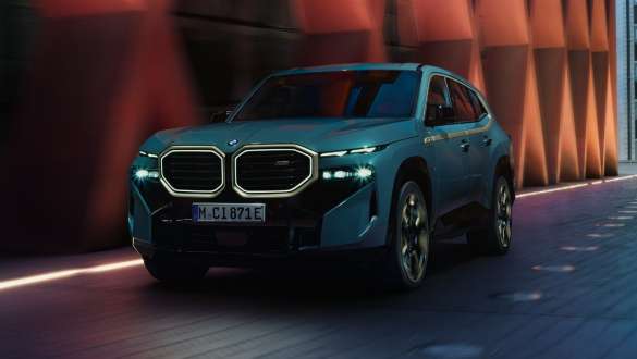 BMW XM G09 plug-in-hybride zijaanzicht BMW XM G09 plug-in-hybride zijaanzicht voor gebouw