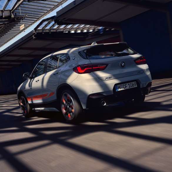 Driekwart achteraanzicht BMW X2 F39 BMW X2 2020 F39 Brooklyn Grau driekwart achteraanzicht