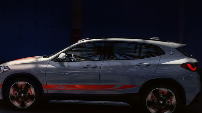 Zijaanzicht BMW X2 F39 BMW X2 2020 F39 Brooklyn Grau zijaanzicht