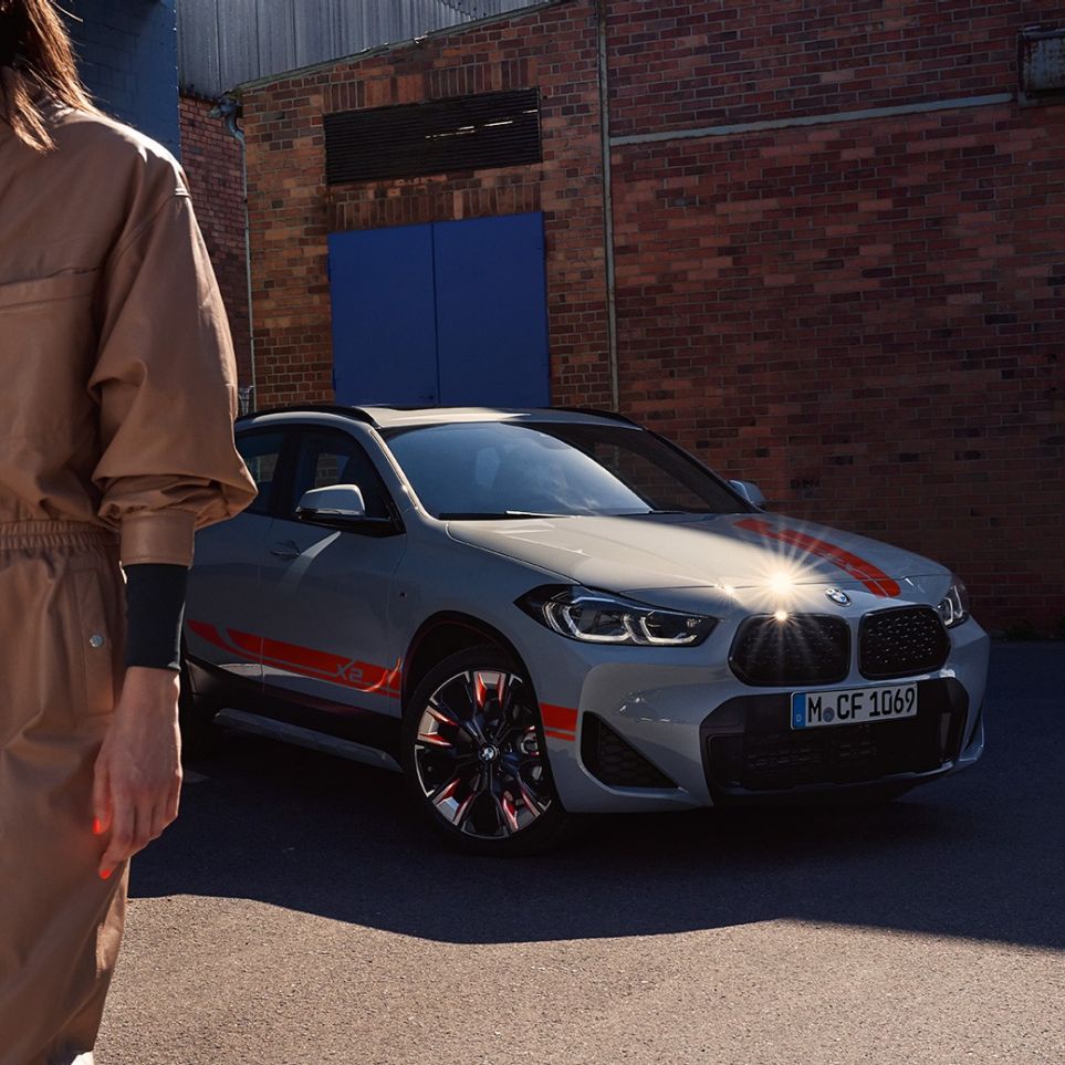 Dubbele nieren BMW X2 F39 BMW X2 2020 F39 Brooklyn Grau driekwart vooraanzicht dubbele nieren