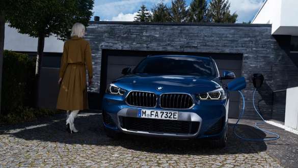Plug-in-hybride BMW X2 xDrive25e F39 vooraanzicht voor garage Plug-in-hybride BMW X2 xDrive25e F39 vooraanzicht voor garage met model