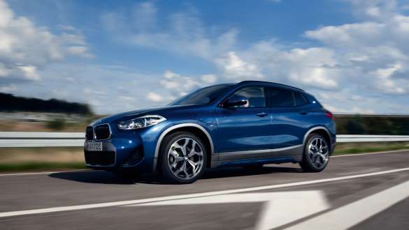 Plug-in-hybride BMW X2 xDrive25e F39 driekwart zijaanzicht rijdend Plug-in-hybride BMW X2 xDrive25e F39 driekwart zijaanzicht rijdend op de weg