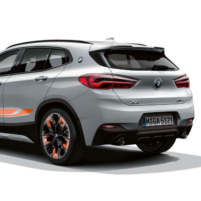 Driekwart achteraanzicht BMW X2 Model Edition M Mesh BMW X2 Model Edition M Mesh 2020 F39 Brooklyn Grau driekwart achteraanzicht