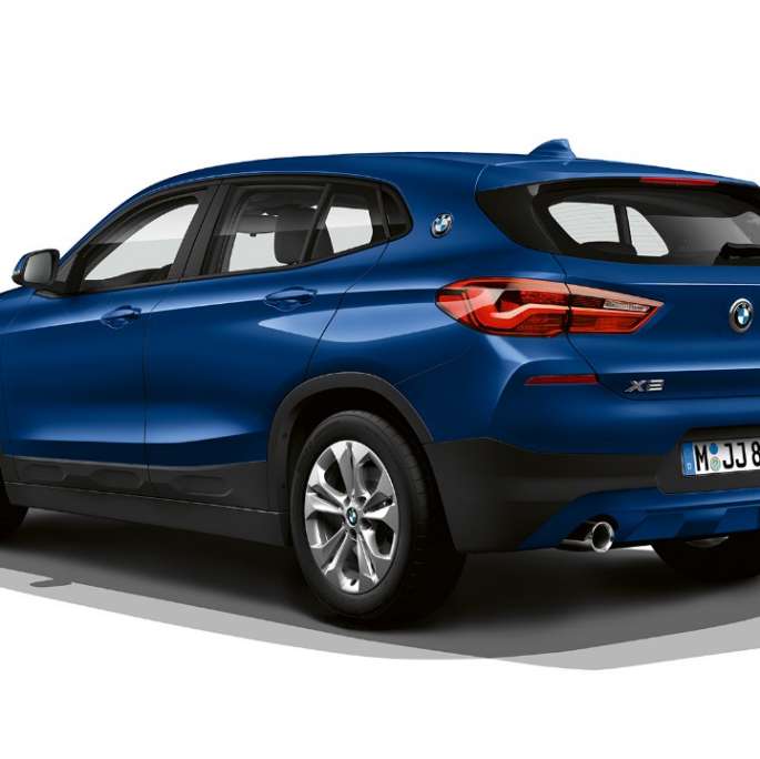 Driekwart achteraanzicht BMW X2 sDrive20i Model Advantage BMW X2 sDrive20i Model Advantage 2018 F39 Mediterranblau metallic driekwart achteraanzicht