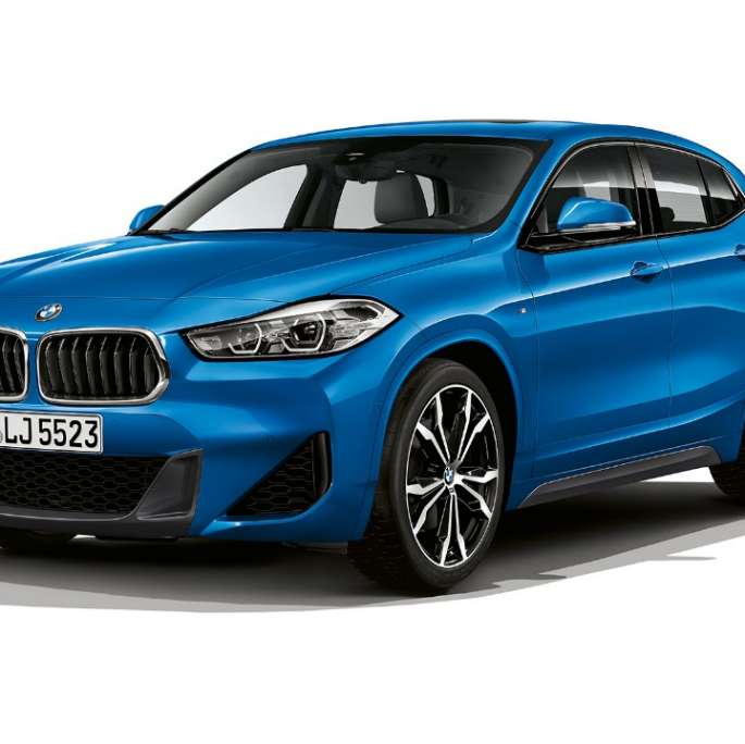 Driekwart vooraanzicht BMW X2 sDrive20i Model M Sport BMW X2 sDrive20i Model M Sport 2018 F39 Misano Blau metallic driekwart vooraanzicht