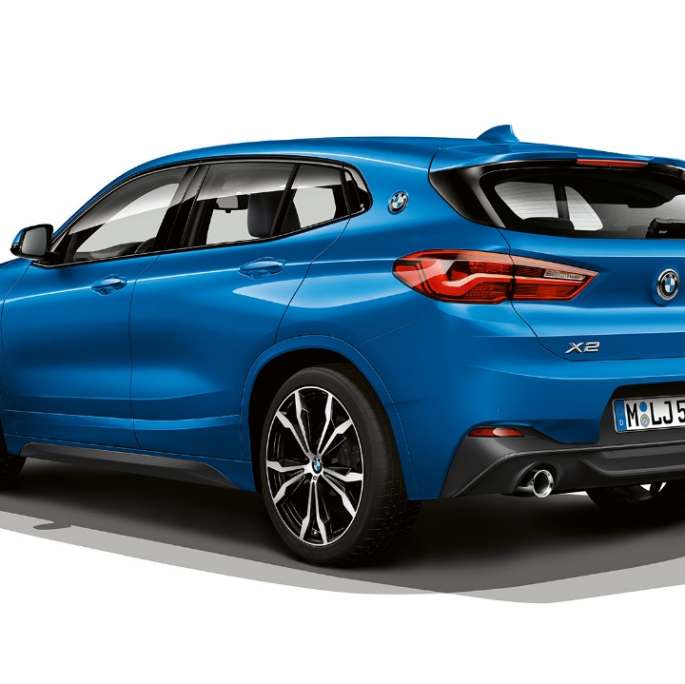 Driekwart zijaanzicht BMW X2 sDrive20i Model M Sport BMW X2 sDrive20i Model M Sport 2018 F39 Misano Blau metallic driekwart zijaanzicht