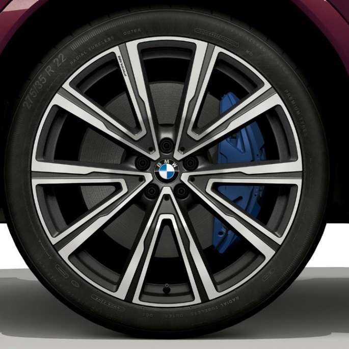 BMW X6 met BMW Individual, lichtmetalen velg. BMW X6 met BMW Individual met focus op lichtmetalen velg.