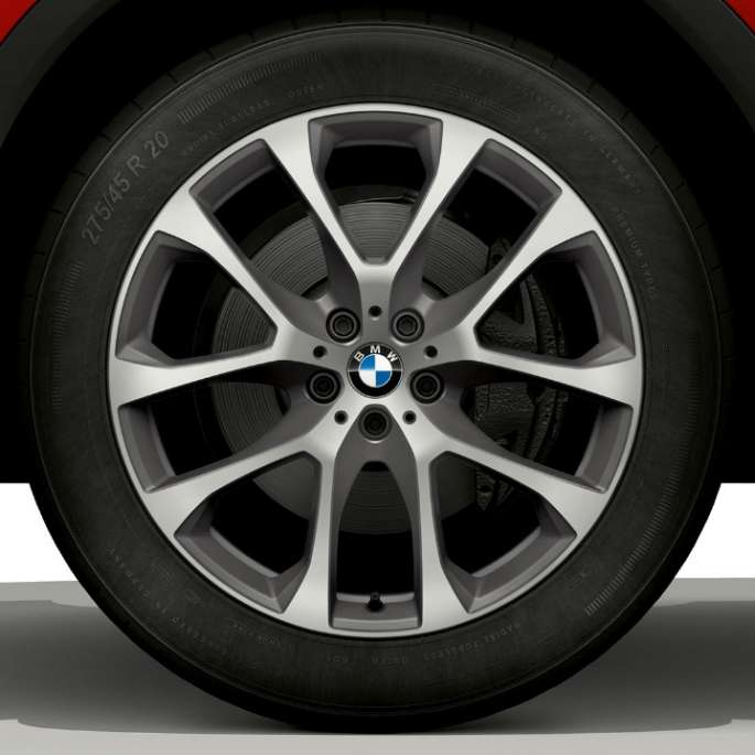 BMW X6 met BMW xLine, lichtmetalen velg. BMW X6 met BMW xLine met focus op lichtmetalen velg.
