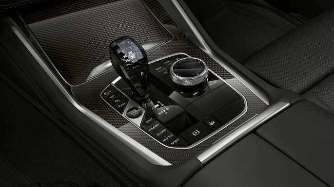 BMW X6 met BMW xLine, middenconsole. BMW X6 interieur met BMW xLine met focus op de middenconsole.