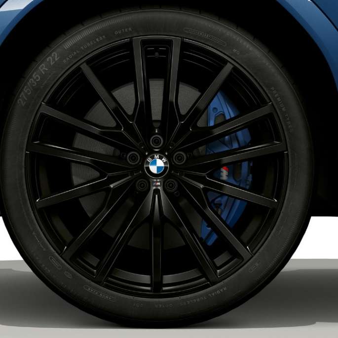 BMW X6 met M Sportpakket, lichtmetalen velg. BMW X6 met M Sportpakket met focus op lichtmetalen velg.