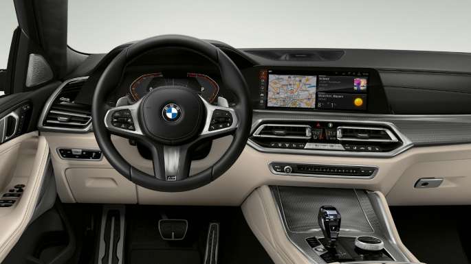 BMW X6 met M Sportpakket, cockpit. BMW X6 interieur met M Sportpakket met focus op de cockpit.