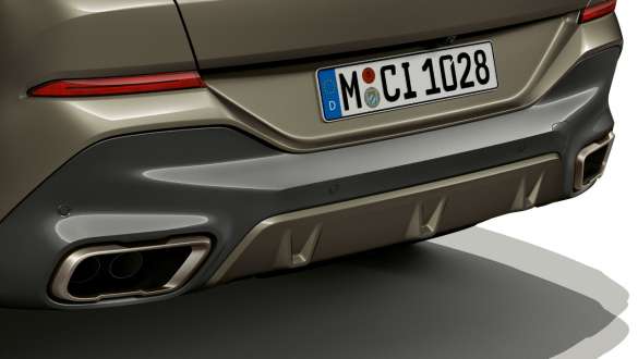 M sportuitlaat van de BMW X6 SUV G06. Close-up van de M sportuitlaat van de BMW X6 SUV G06.