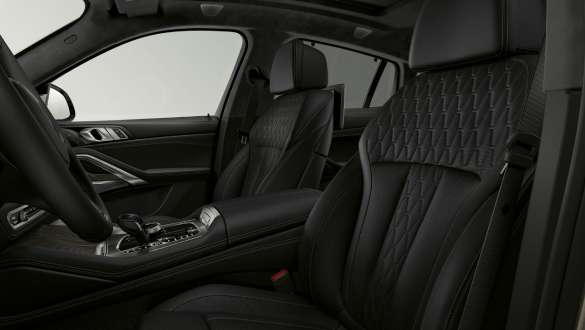BMW X6 SUV sportzetels G06. BMW X6 SUV interieur met focus op de sportzetels G06.