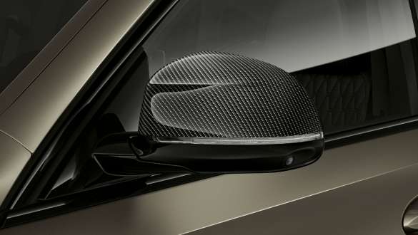 M Carbon spiegelbehuizingen G06. BMW X6 SUV met close-up van de M Carbon spiegelbehuizingen G06.