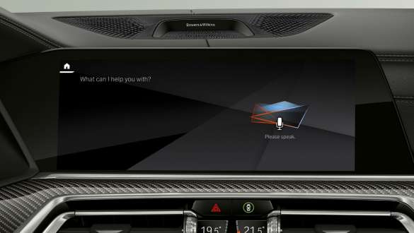 Head-Up Display met BMW Intelligent Personal Assistant G06. BMW X6 SUV cockpit met zicht op BMW Intelligent Personal Assistant in het Head-Up Display G06.