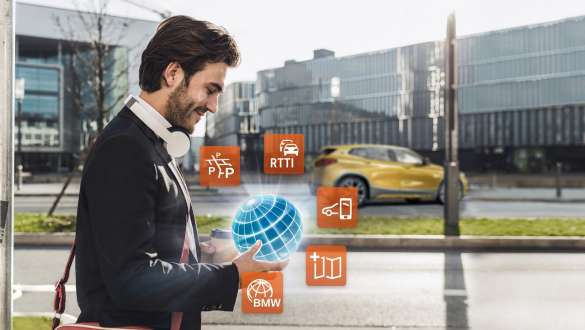Man houdt het ConnectedPackage Professional vast G06. Man houdt het ConnectedPackage Professional in de hand G06.