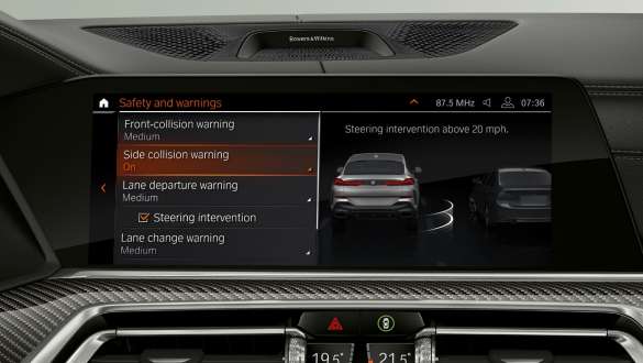 Head-Up Display met Driving Assistant Pack Professsional G06. BMW X6 SUV cockpit met zicht op Driving Assistant Pack Professional in het Head-Up Display G06.