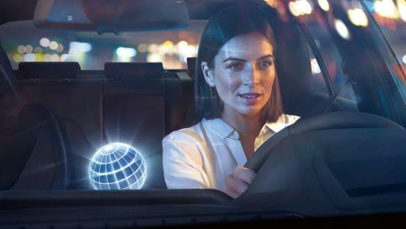ConnectedDrive Services van de BMW X6 SUV G06. Bestuurster wordt ondersteund door de ConnectedDrive Services van de BMW X6 SUV G06.