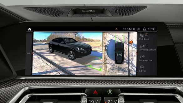 Head-Up Display met Parking Assistant Pack Plus G06. BMW X6 SUV cockpit met zicht op Parking Assistant Pack Plus in het Head-Up Display G06.
