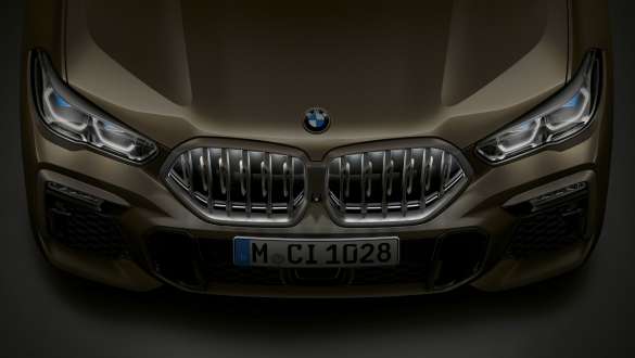 BMW X6 SUV voorkant G06. Close-up van de BMW X6 SUV voorkant met BMW nieren Iconic Glow vanuit vogelperspectief G06.
