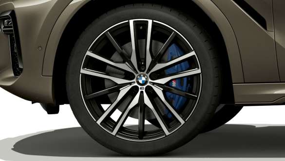 BMW X6 SUV met focus op lichtmetalen velg G06. BMW X6 SUV exterieur met focus op lichtmetalen velg G06.