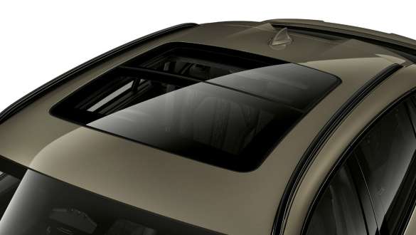 Panoramisch doorschijnend schuifdak van de BMW X6 SUV G06. Close-up van het panoramisch doorschijnend schuifdak van de BMW X6 SUV G06.