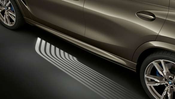 BMW Welcome Light Carpet G06. Zijaanzicht van de BMW X6 SUV met focus op Welcome Light Carpet G06.