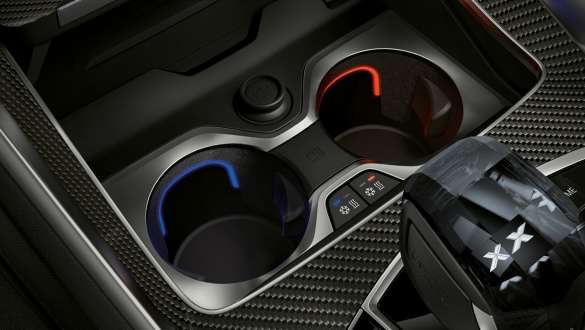 Bekerhouders met temperatuurregeling G06. Close-up van het BMW interieur met focus op de bekerhouders met temperatuurregeling G06.