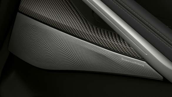 BMW X6 SUV luidspreker G06. Close-up van het BMW interieur met focus op de luidspreker G06.