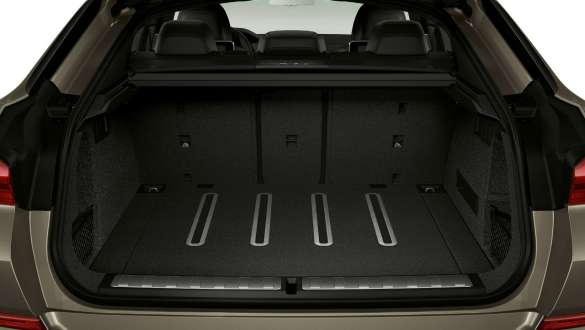 Kofferruimtepakket van de BMW X6 SUV G06. Close-up van het kofferruimtepakket van de BMW X6 SUV G06.