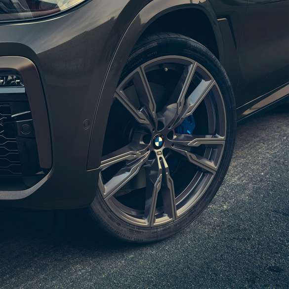 BMW M 22" lichtmetalen velgen G06. Close-up van de BMW M 22" lichtmetalen velgen G06.