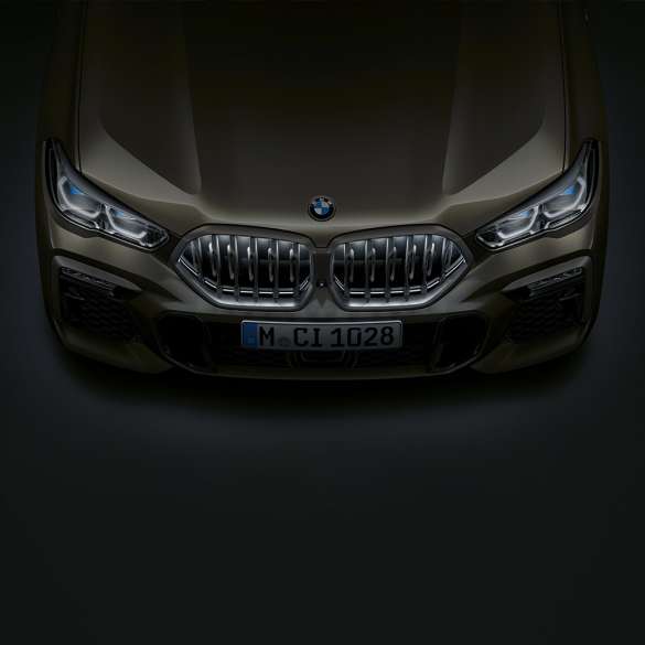 BMW X6 voorkant G06. Close-up van de BMW X6 voorkant met BMW nieren Iconic Glow vanuit vogelperspectief G06.
