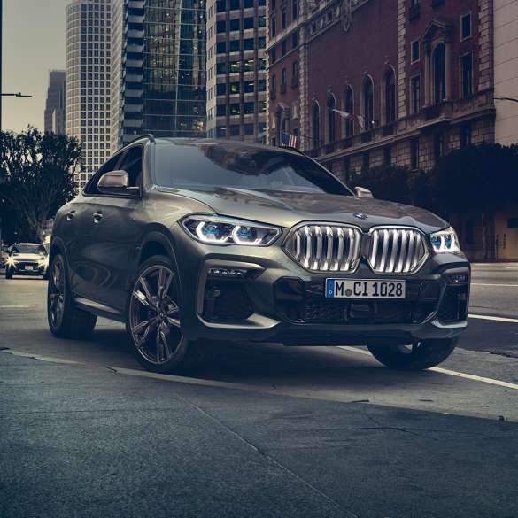 BMW X6 adaptieve M ophanging Professional G06. BMW X6 in driekwart vooraanzicht in een stedelijke omgeving G06.
