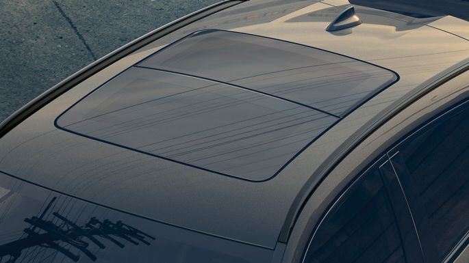 Panoramisch doorschijnend schuifdak Sky Lounge van de BMW X6 G06. Close-up van het panoramisch doorschijnend schuifdak Sky Lounge van de BMW X6 G06.