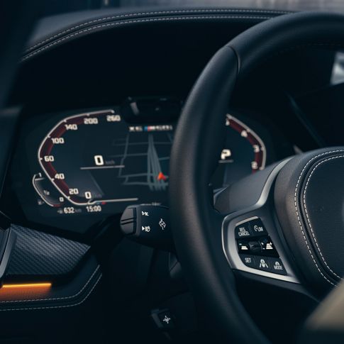 BMW hulpsystemen G06. Close-up van het BMW interieur met focus op de instrumentencombi G06.